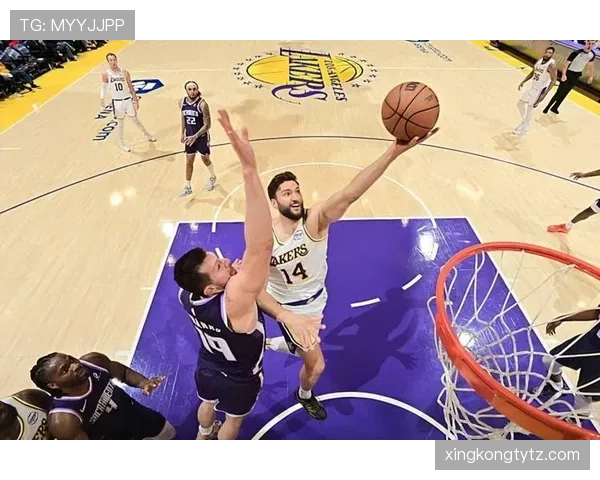 戴维斯内线统治力提升，高效输出改变湖人攻防节奏