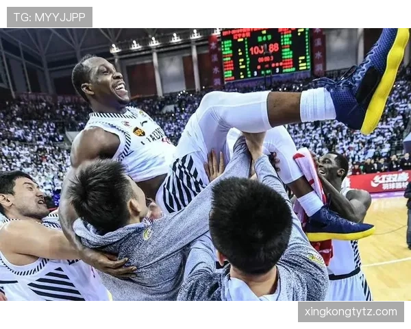 德斯蒙德·班恩突破创造得分机会提升球队关键时刻表现